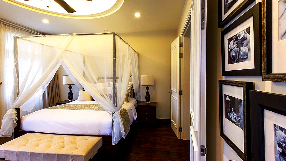 Luxury Hotel Room with four poster bed